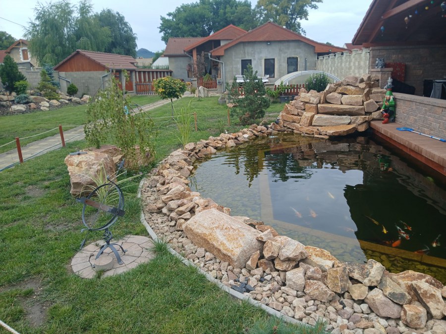 Stavba okrasného jezírka u Loun.