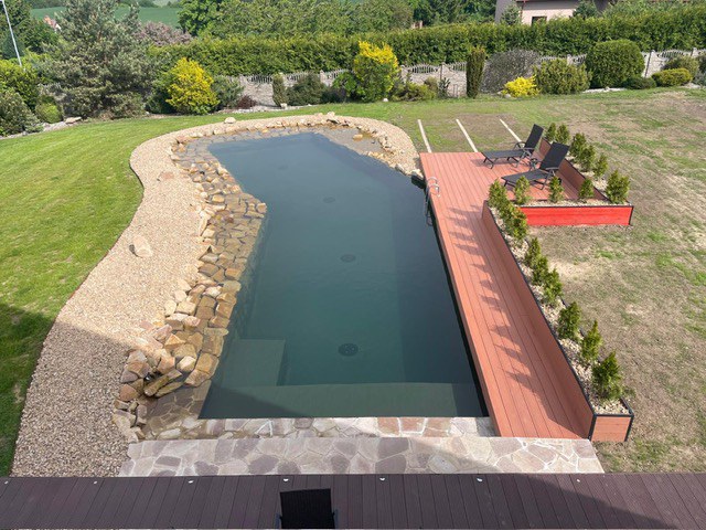 Stavba koupacího jezírka u Loun.