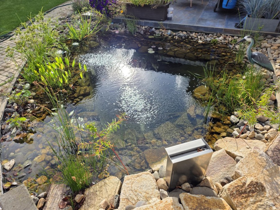 Realizace malého okrasného jezírka.