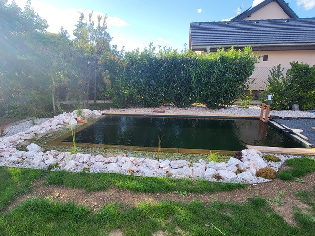 Stavba koupacího jezírka v Mostě.