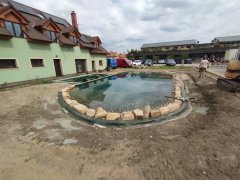 Stavba koupacího jezírka ve Vraňanech.