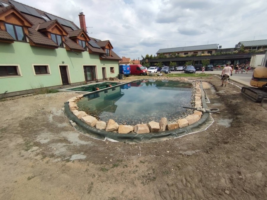 Stavba koupacího jezírka ve Vraňanech.