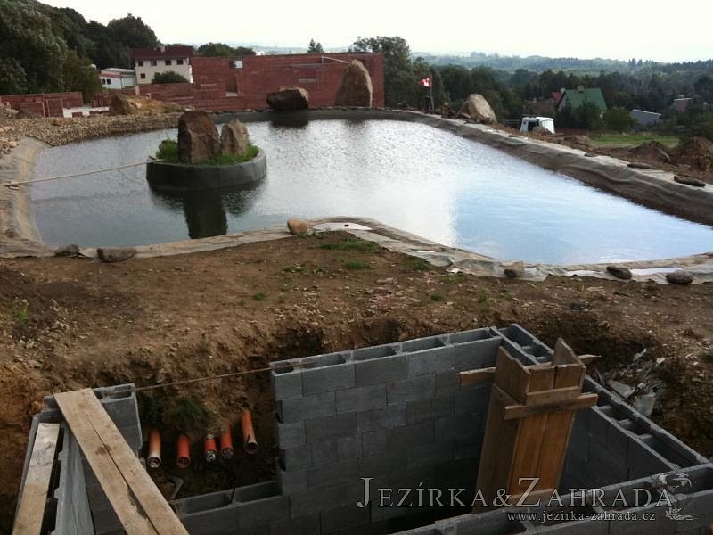 Jezírko cca 150m3 momentálně ve výstavbě v Blahuňově