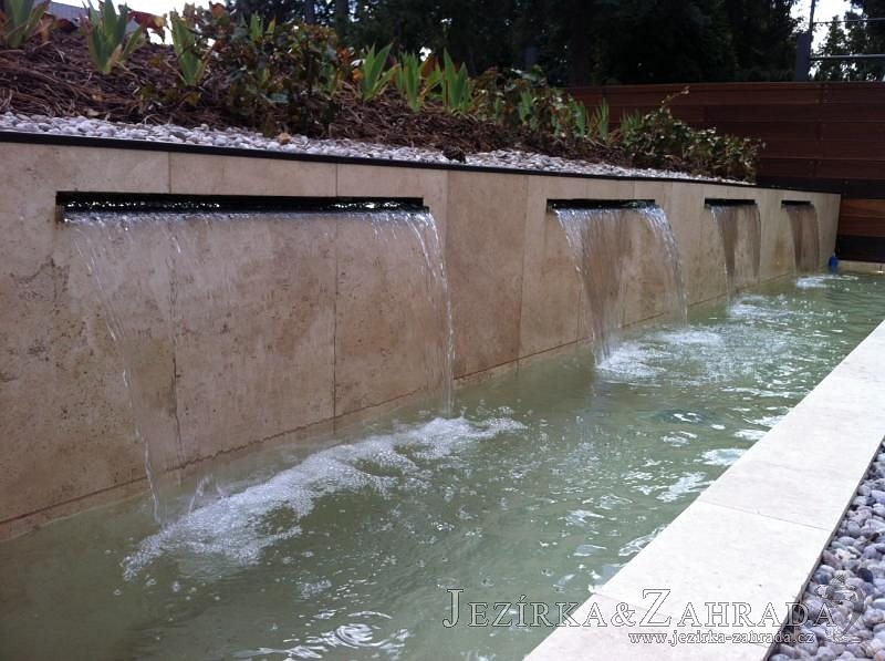 Stavba 5 podsvícených chrličů