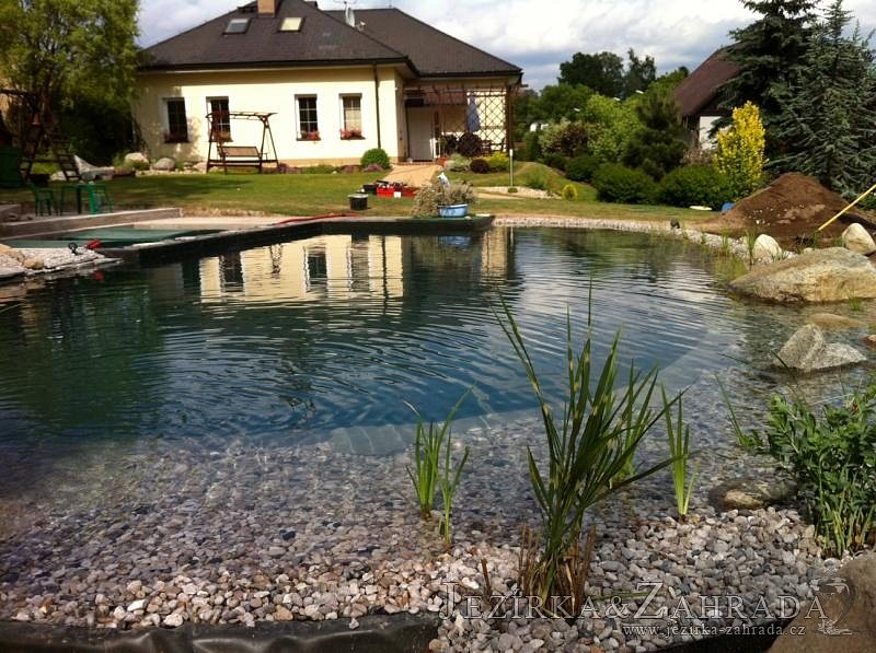 Stavba koupacího jezírka v Náchodě