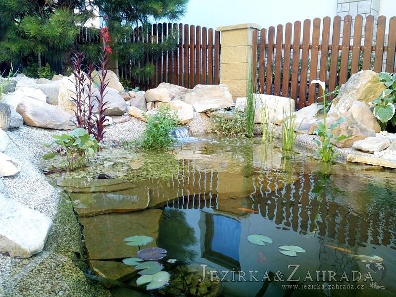 Stavba jezírka s vodopádem v Lounech