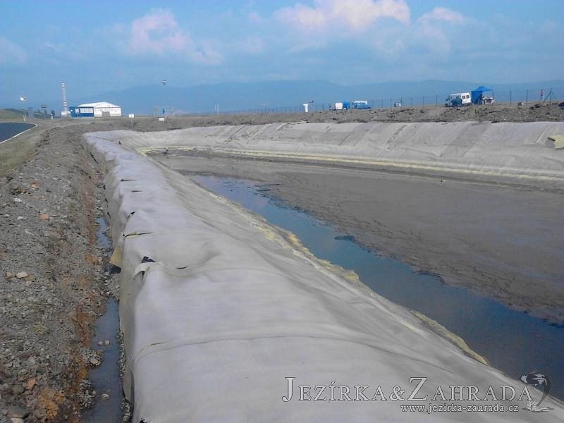 Čištění a fóliování vodních nádrží na Polygonu v Mostě