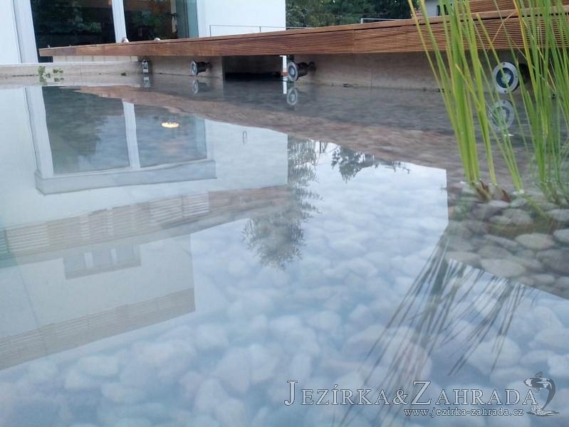 Koupací jezírko v Panenských Břežanech