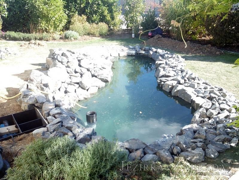 Stavba jezírka ve Větrušicích