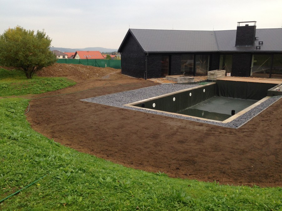 Stavba koupacího jezírka v Trnové